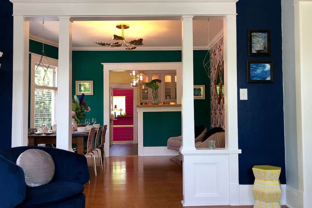 Boutique Chic Garden Retreat a Fremont Oasis w/ a BBQ, fire pit & outdoor dining - سياتل - غرفة طعام