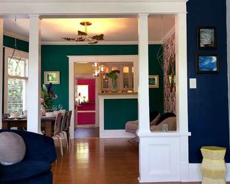 Boutique Chic Garden Retreat a Fremont Oasis w/ a BBQ, fire pit & outdoor dining - سياتل - غرفة طعام