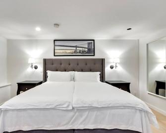 Classic King Size Guest Suite - Burnaby - Bedroom