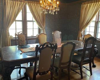 1935 Muskogee English Tudor Home – 3rd Floor PassionFruit Room - Muskogee - Dining room
