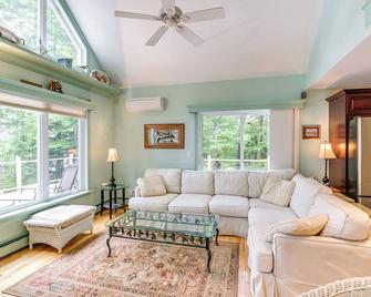 Coastal Branch Lake House with Dock and Game Room - Orland - Sala de estar