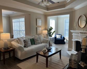 Fabulous 2 bed/2bath Crp Furnished Apt in Alpharetta - Alpharetta - Living room