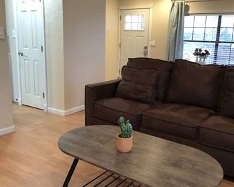 Big Bend Getaway - Alpine - Living room