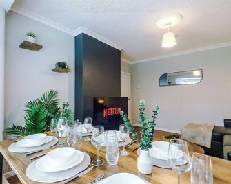2br House by Eason Stays Short Lets Wythenshawe - Rostherne - Dining room