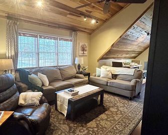 Mountain Retreat- 2br Near Amicalola Falls & Dahlonega Wineries- Sleeps 5 - Dawsonville - Obývací pokoj