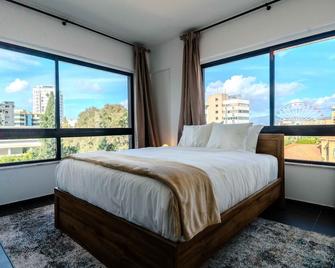 Chic City Center Stay With Stunning View - Nicosie - Chambre