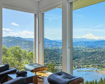 Stunning views from our modern guesthouse of Mt Hood, the Gorge, and Hood River - White Salmon - Balcón