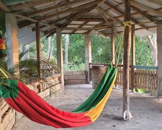 An oasis 5 minutes from Negril town. House with modern comforts; AC, Wifi - Negril