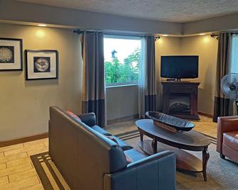 Quality Inn Clinton North - Clinton - Sala de estar