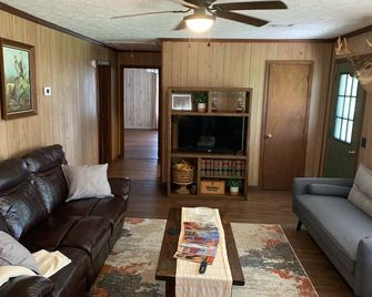 Private Country Home- 15 mins from Moultrie/Adel - Moultrie - Living room