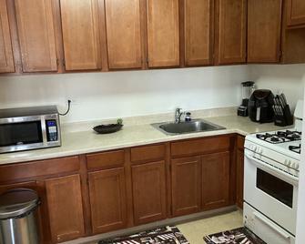 Beach Front unit with beautiful boardwalk conveniently steps away. - Queens - Kitchen