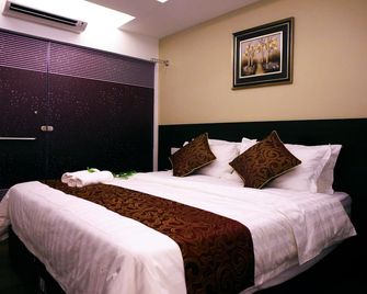 J Suites Hotel - Куала Теренггану - Спальня