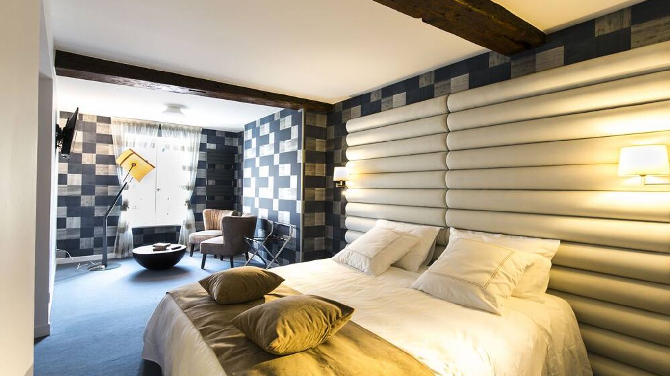 Logis du Parvis Face Cathédrale/in front of the Cathedral