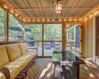 Pocono Mountain Home , Hot Tub- 1 Mile To Skiing! - Tannersville - Sala de estar