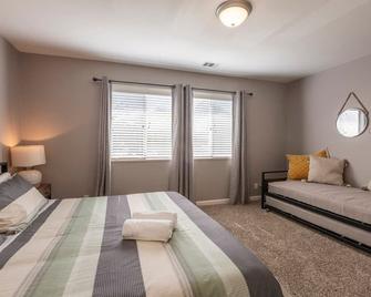 @ Marbella Lane Seaside Retreat, Walk to the Beach - Half Moon Bay - Bedroom