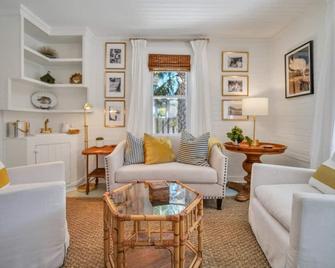 Pet Friendly Cottage In Thunderbolt w/ Parking + Large Yard by Lucky Savannah - Savannah - Living room