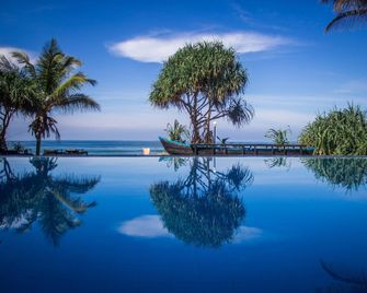 Serendib Beach Hotel - Induruwa - Bazén