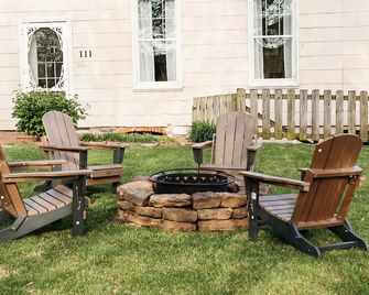 Cozy Riverview Cottage. 5 minute walk to downtown - Hermann - Patio