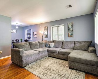 Pet-Friendly Decatur House Near Huntsville! - Decatur - Living room