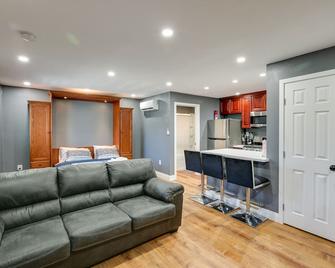 Hidden Gem in Hawthorne about 3 Mi to SoFi Stadium - Hawthorne - Living room
