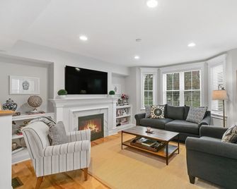 Downtown Saratoga 4 Bed/3.5 Bath @ High Rock Park - Saratoga Springs - Living room