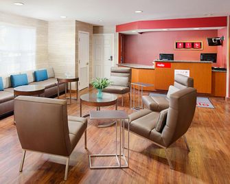 TownePlace Suites by Marriott Manchester-Boston Regional Airport - Manchester - Sala d'estar