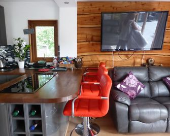 Holiday Chalet With Lovely Views towards the Lake In 100 Acres of parkland - Caernarfon - Salon