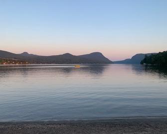 Gebhardt Getaway - Charming Lakefront Cottage On Lake Willoughby - Westmore - Playa