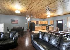 Spacious Lodge on 40 Acres! - Cherryvale - Living room
