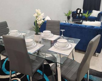 The Hide Away - Nassau - Restaurant