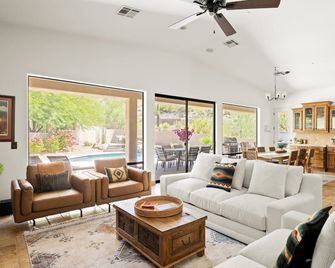 Luxury Sonoran Nights Heated Pool, Waterfall & Hot Tub, Backs Black Mtn. Game Rm - Cave Creek - Sala de estar