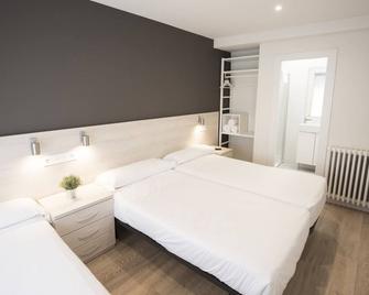 Happy Hostal Carrales - Burgos - Bedroom