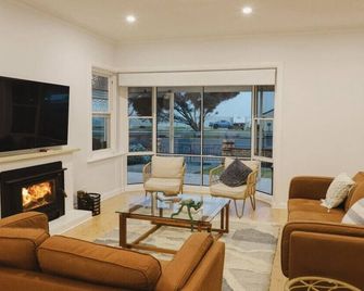 Stansbury Holiday Home adjacent to the Caravan Park - 스탠스베리 - 거실