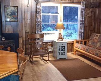 Goodall's Up North Resort, 2.5 miles from the AuSable River - Lewiston - Living room