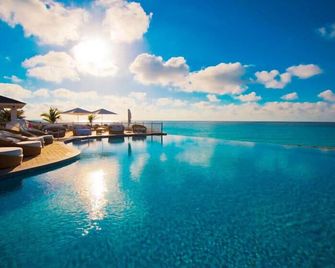Luxury Custom Villa 210 At Resorts World - Bailey Town - Pool