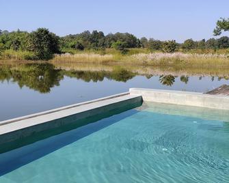 Saccharum Safari Lodge - Kanha - Басейн