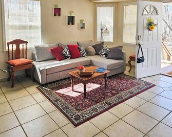Screened Porch Forested Tamassee Escape! - Salem - Living room