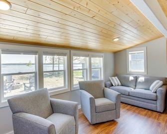 Baileys Harbor Waterfront Vacation Rental with Grill - Baileys Harbor - Вітальня