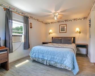 The Blue Cottage@ Twin Hills Cottages - Ellsworth - Bedroom