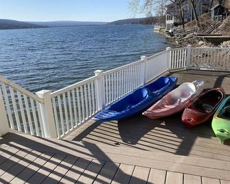 Lakefront Luxury:Your Perfect Finger Lakes Getaway! Come Create Lasting Memories - Geneseo - Balcony