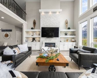 Summer Wind North - Luxurious Home w/Hot Tub, & Epic Views! Near Reindeer Farm! - Palmer - Sala de estar