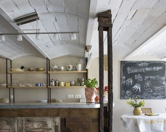 Artists Garden studio apartment overlooking Vineyard - Ground Floor. - Mont-Saint-Jean - Restaurante