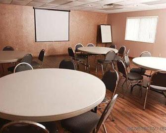 Commodore Perry Inn And Business Center - Port Clinton - Restaurant