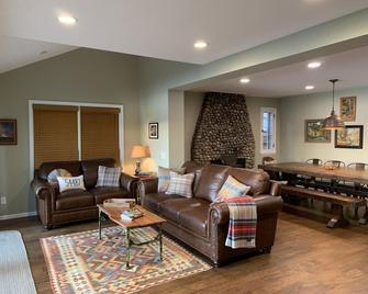 Your Own Private Vintage Lakefront Resort in Tomahawk - Harshaw - Living room