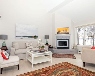 Oceanfront Condo overlooking Rockland Harbor and pier. Permit#STR22-30 - Rockland - Obývací pokoj