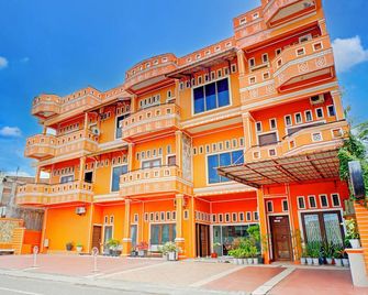 هوتل أو كوتا ألام نير ماسجيد أومان أل-ماكمور فورميرلي داكا هوتل - باندا اسه - مبنى