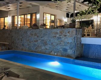 Achlada - Mourtzanakis Residence - Agia Pelagia - สระว่ายน้ำ