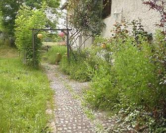 Between Lyon and Clermont, in the countryside, Gîte, 4 pers. 1bed, salt water swimming pool - Montverdun