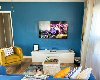 Cozy Apartment in the city of Long Beach - Long Beach - Living room