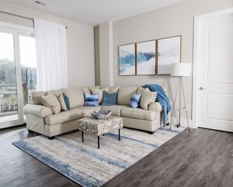 Bluff Walk Retreat - Downtown Lynchburg - Lynchburg - Living room